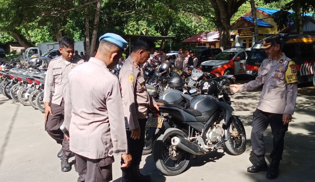 Ket: Wakapolres Kompol Rusli didamping sejumlah perwira Polres Raja Ampat mengecek kendaraan operasional guna mendukung dan mensukseskan tahapan Pilkada di Raja Ampat 2024/Penta Nila Juwita