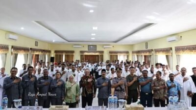 Ket: KPU Raja Ampat melantik 120 Panitia Pemilihan Distrik (PPD) guna mensukseskan pelaksanaan Pemilukada Serentak tahun 2024 di Raja Ampat/Aditya