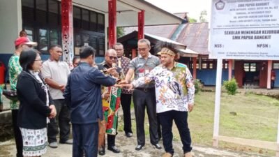 Ket: Peresmian SMK Papua Bangkit oleh Penjabat Walikota Sorong, Septinus Lobat, SH.MPA disaksikan Senator Papua Barat Daya, Paul Finsen Mayor bersama sejumlah tokoh Papua, Jumat (21/6/2024)/Cr03/R4news