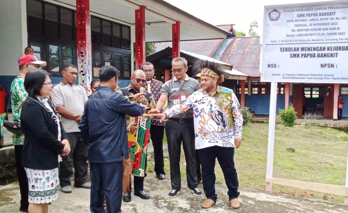 Ket: Peresmian SMK Papua Bangkit oleh Penjabat Walikota Sorong, Septinus Lobat, SH.MPA disaksikan Senator Papua Barat Daya, Paul Finsen Mayor bersama sejumlah tokoh Papua, Jumat (21/6/2024)/Cr03/R4news