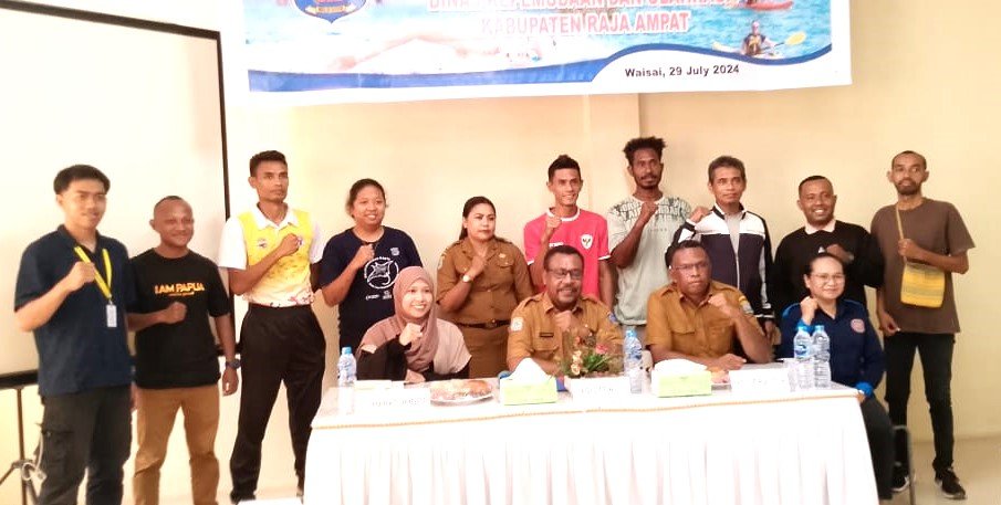 Ket: Asisten III Setda Raja Ampat, Ferdinand Rumsowek, SKM, M.Kes (tengah) membuka Seminar Pengembangan Raja Ampat Sport Tourism yang dilaksanakan Dispora Raja Ampat, Senin (29/7/2024)