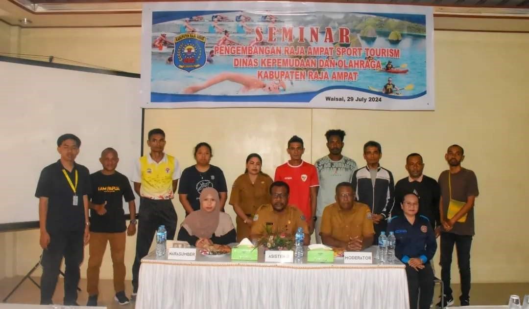 Ket: Asisten III Setda Raja Ampat, Ferdinand Rumsowek, SKM,M.Kes membuka kegiatan Seminar Pengembangan Sport Tourism yang diselenggarakan Dinas Pemuda dan Olahraga Raja Ampat, Senin, (29/7/2024)/Rony W