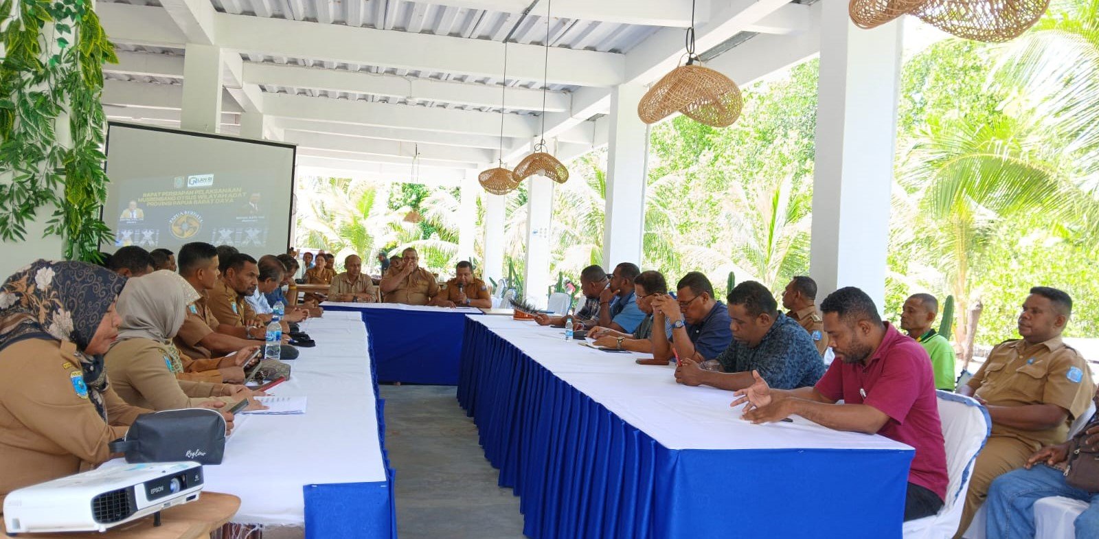 Ket: Pemerintah Provinsi Papua Barat Daya (PBD) melalui Badan Perencanaan Riset dan Inovasi Daerah (Bapperida) menggelar Sosialisasi Musrembang Berbasis wilayah Adat yang berlangsung di salah satu resort di Kota Waisai, Raja Ampat, Senin (29/7/2024)/Dony