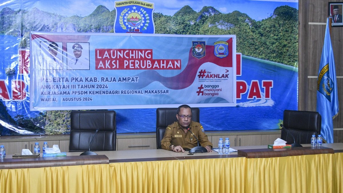 Ket: Sekda Raja Ampat, Dr. Yusuf Salim, M.Si melauncing Aksi Perubahan Peserta PKA Angkatan III Tahun 2024 yang berlangsung di Aula Wayag Kantor Bupati Raja Ampat, Selasa (6/8/2024)