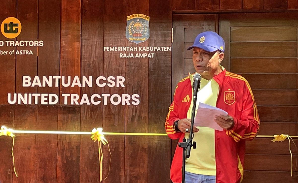 KET: Sekda Raja Ampat, Dr. Yusuf Salim, M.Si memberikan sambutan pada acara penyerahan Bantuan CSR PT. United Tractors kepada pemerintah dan masyarakat Raja Ampat di Kawasan Wisata Geopark Pyainemo, Waigeo Barat Kepulauan, Jumat, (2/8/2024) Petrus Rabu