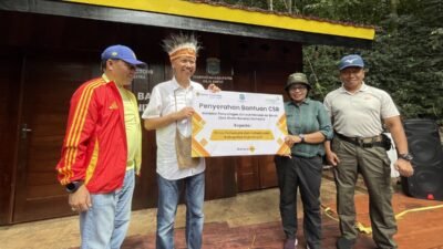 Ket: Presiden Direktur PT. United Tractor Tbk, Frans Kusama (kedua kiri) menyerahkan bantuan CSR berupa satu unit Instalasi Penyulingan Air Laut Menjadi Air Bersih atau Sea Water Reverse Osmosis (SWRO) yang diterima Kepala Dinas Pariwisata Raja Ampat, Ellen Risamassu, ST, MT disaksikan Sekda Raja Ampat dan Pandam Kasuari di Kawasan Wisata Geopark Pyainemo, Waigeo Barat Kepulauan, Jumat, (2/8/2024)/Petrus Rabu