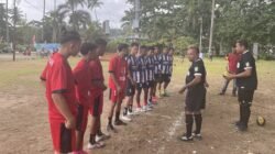 KET: Wasit pertandiangan patah kaleng memberikan arahan kepada pemain Patah Kaleng dalam rangka HUT RI ke-79 di Kabupaten Raja Ampat. Ada 14 tim mengikuti pertandiangan yang dilaksanakan di Pantai WTC, Distrik Kota Waisai, Selasa, (13/8/2024)/Petrus Rabu