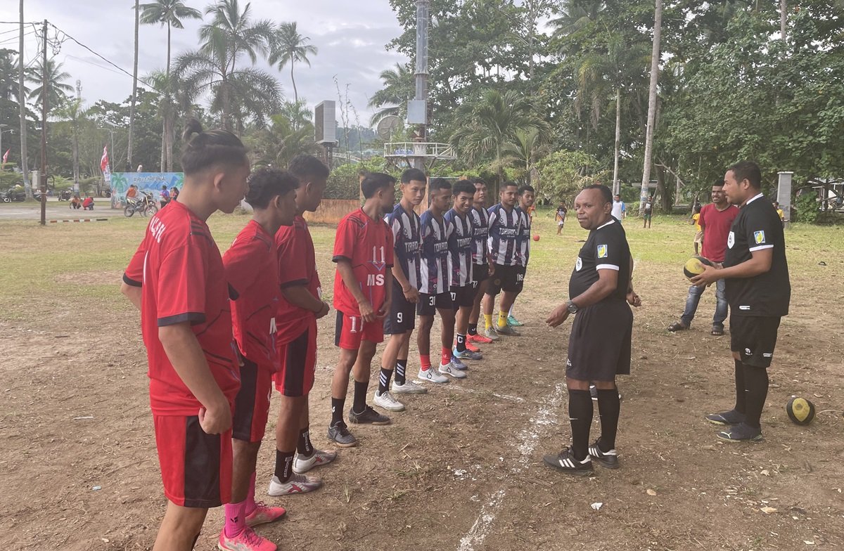 KET: Wasit pertandiangan patah kaleng memberikan arahan kepada pemain Patah Kaleng dalam rangka HUT RI ke-79 di Kabupaten Raja Ampat. Ada 14 tim mengikuti pertandiangan yang dilaksanakan di Pantai WTC, Distrik Kota Waisai, Selasa, (13/8/2024)/Petrus Rabu