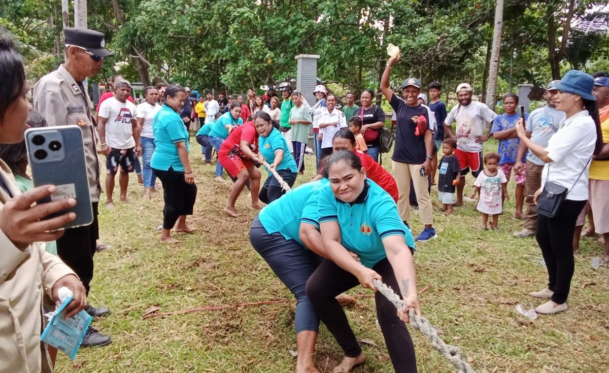 KET: Peserta Lomba Tarik Tambang dalam rangka HUT RI ke-79 Kabupaten Raja Ampat berusaha menarik tali untuk mengalahkan lawan. Lomba ini sebagai salah satu dari beragam lomba dalam rangka HUT RI ke-79 di Raja Ampat/dk