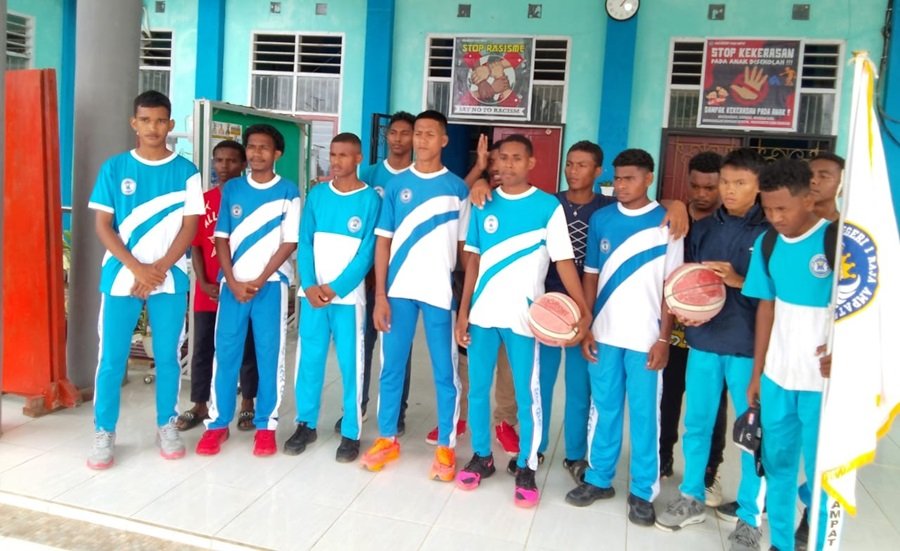 KET: Tim basket SMA Negeri 1 Raja Ampat siap ukir prestasi di Turnamen Basket Lustrum Cup IX menyongsong Hari Ulang Tahun (HUT) SMA YPPK Agustinus Sorong ke - 45 tahun 2024/Dony K