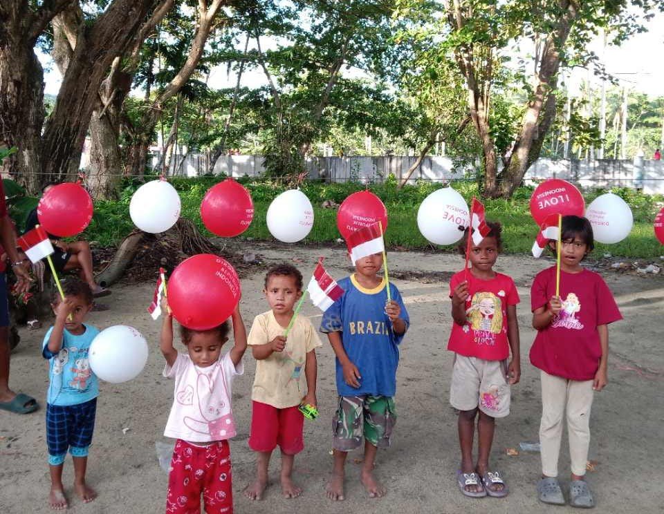 KET: Anak-anak usia dini di Kompleks Pantai WTC, Kelurahan Sapordanco, Kota Waisai-Raja Ampat ikut lomba semarak HUT RI ke-79 tahun 2024/dk