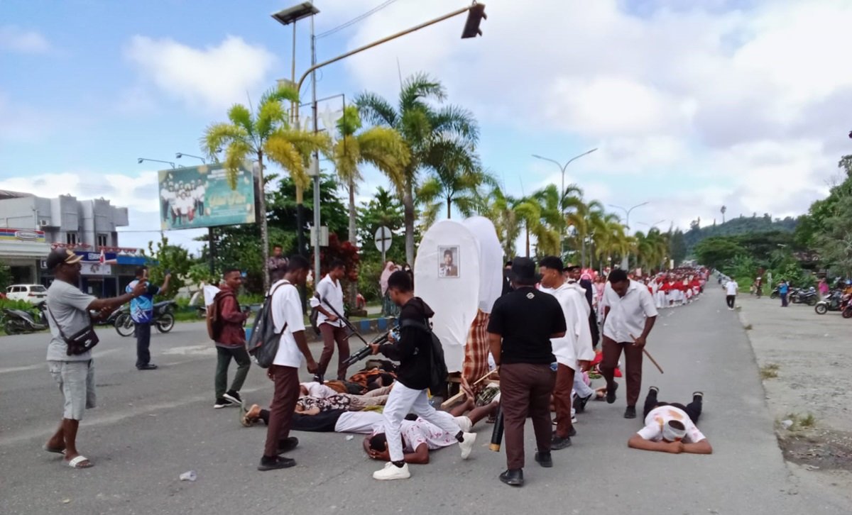 KET: Siswa SMAN 1 Raja Ampat meragakan bagaimana berat perjuangan pahlawan untuk memperjuangkan kemerdekaan RI pada Karnaval Budaya Nusantara untuk menyambut HUT RI ke-79 di Raja Ampat, Jumat, (16/8/2024)/dk