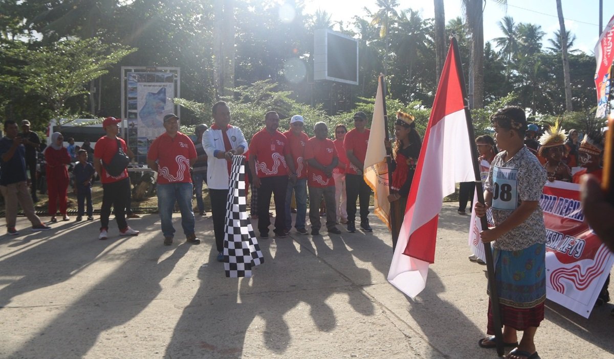 KET: Bupati Raja Ampat, Abdul Faris Umlati, SE.M.Pd melepas peserta Karnaval dalam rangka HUT RI ke-79 di Kabupaten Raja Ampat, Jumat (16/8/2024). Karnaval tersebut diikuti 52 peseerta/Penta Nila J