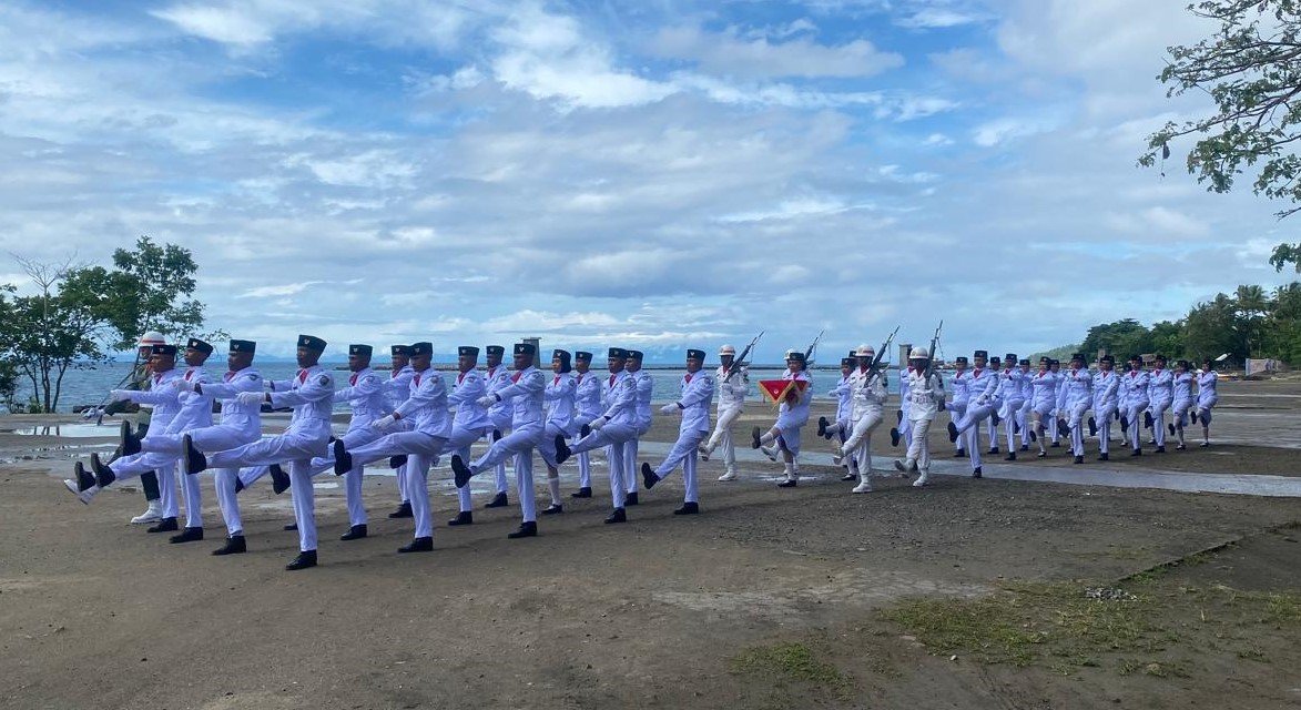 Ket: Pasukan Pengibar Bendera Merah Putih Tahun 2024 saat memasuki lapangan untuk upacara penurunan bendera/foto: dk