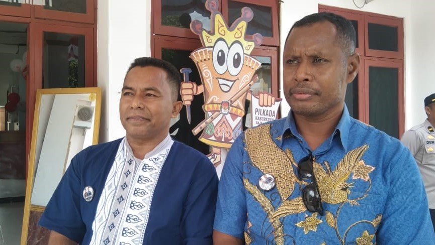 KET: Bakal calon Bupati Raja Ampat, Hasan Makasar didampingi Bakal Calon Wakil Bupati, Yoris Rumbewas saat ditemui awak media usai mengikuti.rapat pleno penetapan syarat dukungan bakal calon perseorangan Bupati dan Wakil Bupati kabupaten Raja Ampat dalam pemilihan tahun 2024 /derek M