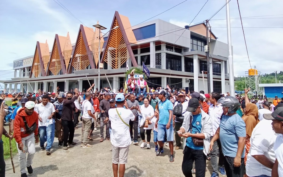 KET: Massa yang menyambut kedatangan Pasangan Calon Bupati dan Wakil Bupati" Orideki Iriano Burdam dan Mansur Syahdan atau Ormas saat tiba di Waisai-Raja Ampat, Senin (26/8/2024)/DONY K