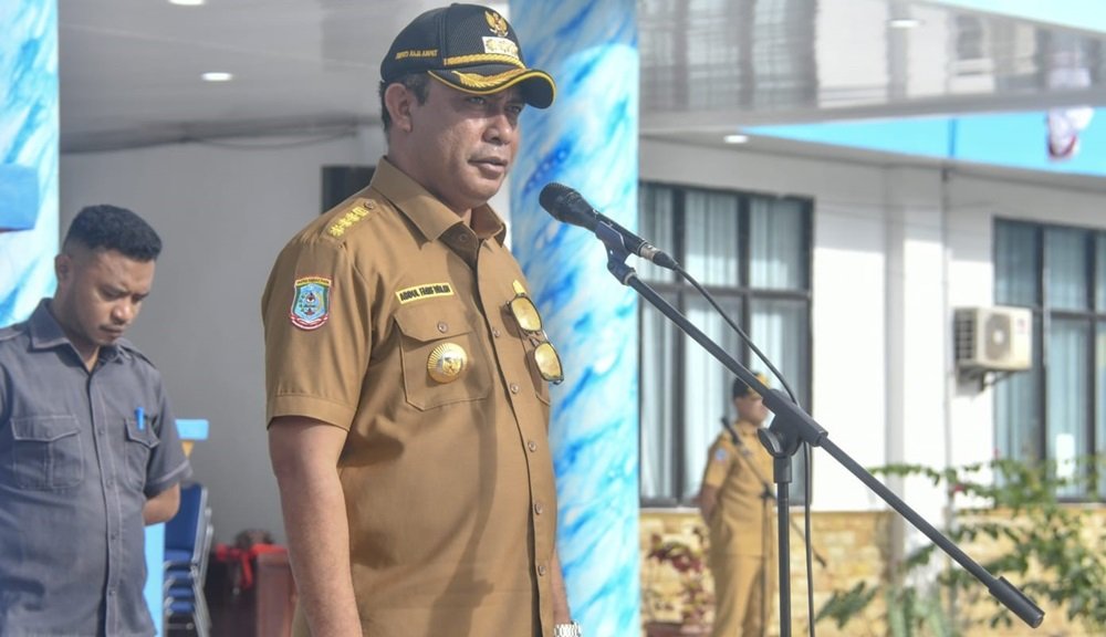 KET: Bupati Raja Ampat, Abdul Faris Umlati, SE, M.Pd memimpin apel rutin ASN, Senin (26/8/2024). AFU ingatkan ASN Raja Ampat untuk disiplin/Penta Nila J/R4News