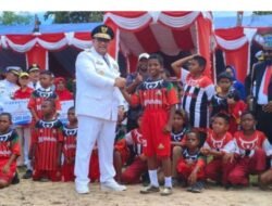 Puncak HUT RI ke 79 di Pulau Dom, Pj Gubernur PBD serahkan Jersey kepada SSB Nogari Rekub Dum