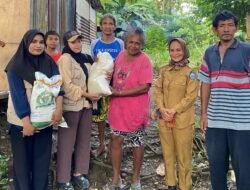 Libatkan Mahasiswa KKN, Kelurahan Waisai Kota Salurkan Bantuan PKH