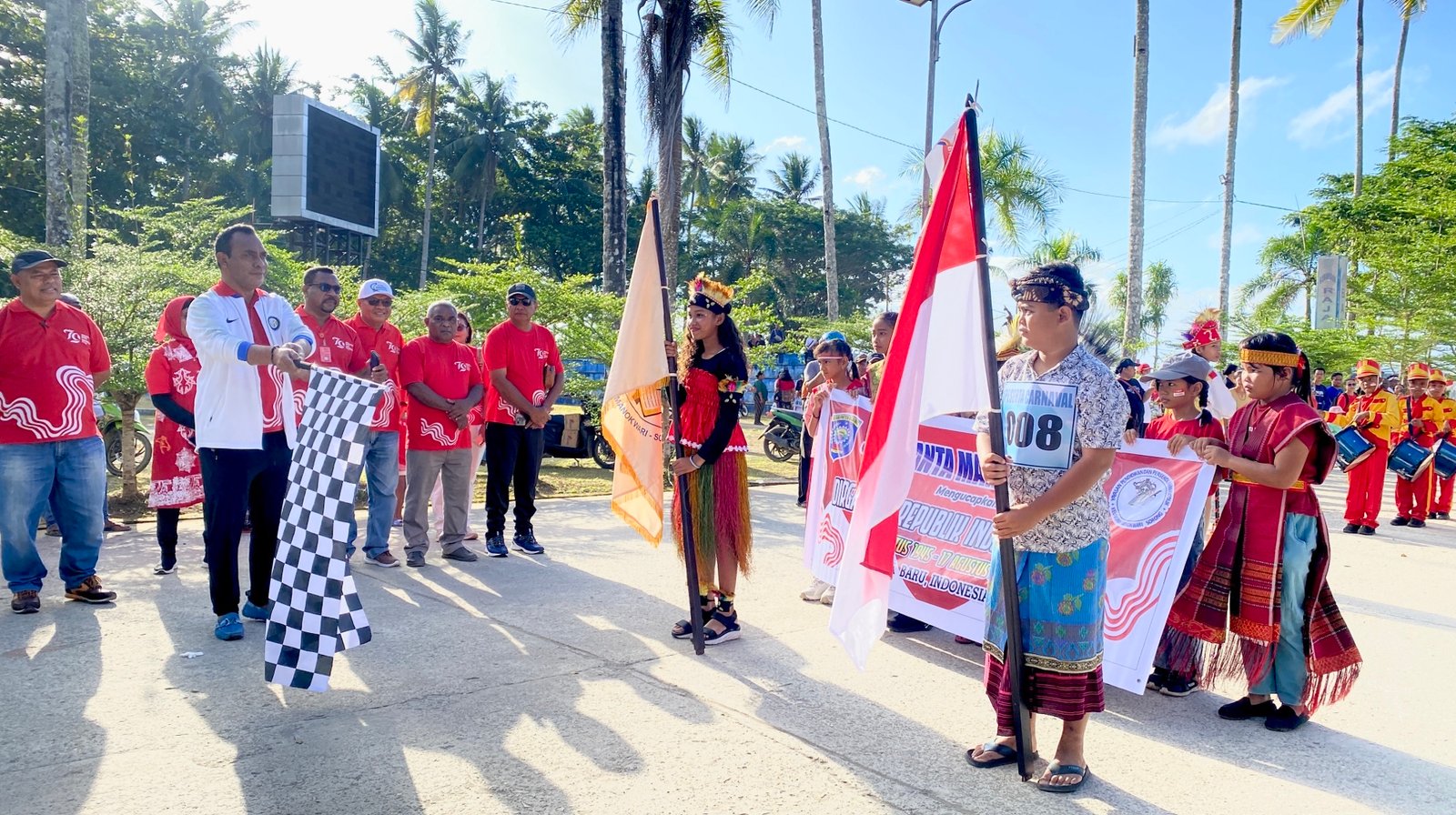 KET: Peserta Karnaval Budaya Nusantara dalam rangka HUT RI ke-79 di Kabupaten Raja Ampat, Papua Barat Daya, Jumat, (16/8/2024/Aditya