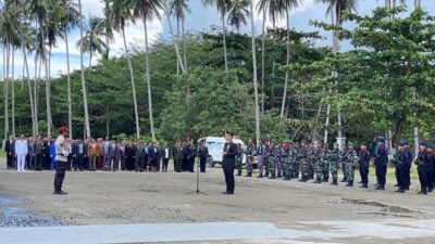 KET: Kapolres Raja Ampat, AKBP. I Gusti Gde Raka Metayasa, S.IK memimpin upacara tabur bunga di Pantai Waisai Torang Cinta (WTC). Sabtu, (17/08/24)/Aditya