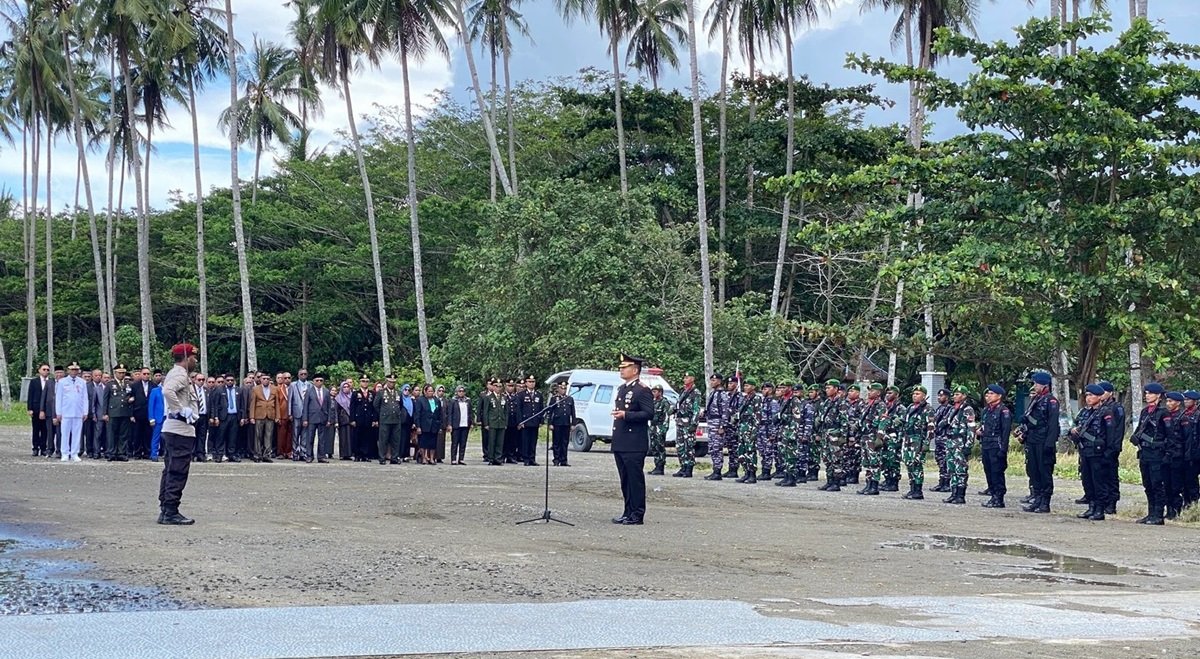 KET: Kapolres Raja Ampat, AKBP. I Gusti Gde Raka Metayasa, S.IK memimpin upacara tabur bunga di Pantai Waisai Torang Cinta (WTC). Sabtu, (17/08/24)/Aditya