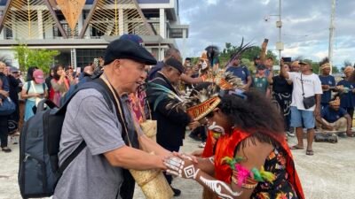 Tiba di Waisai, Rombongan Konferensi Misi Nasional Disambut Tarian Adat Papua