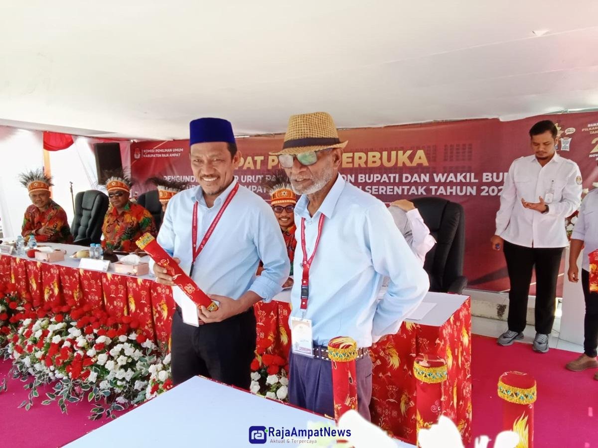 Ket: Paslon HATI saat mengikuti penarikan nomor urut di KPU Raja Ampat. Paslon Hati mendapat nomor urut 2 pada Pilkada Serentak 2024 di Raja Ampat/doni k