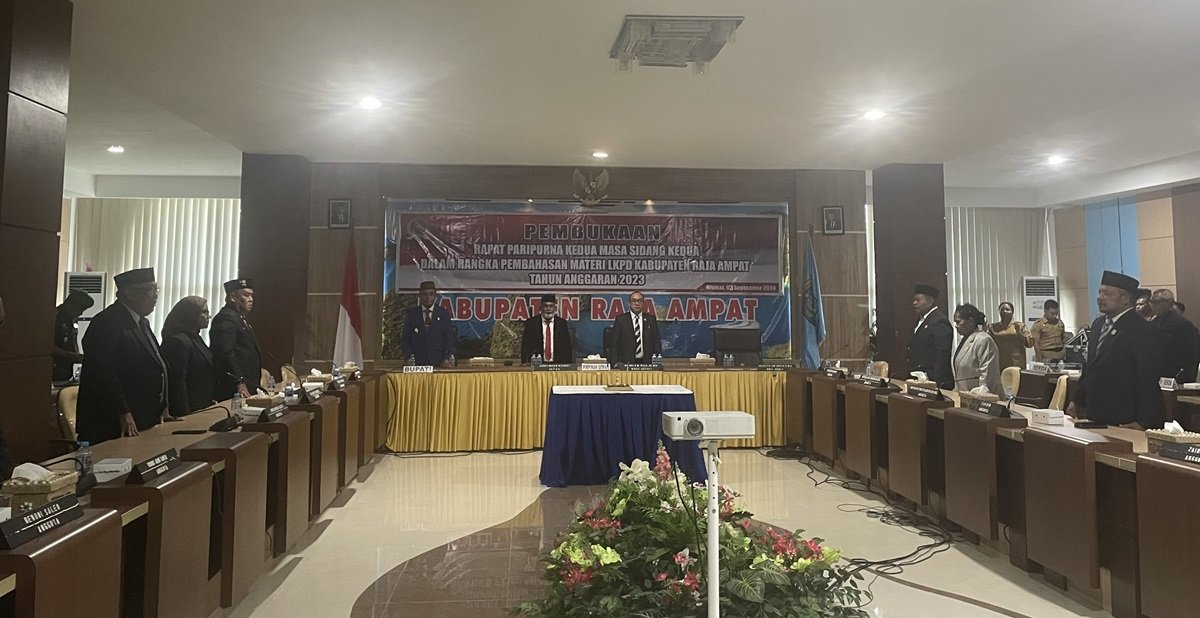 KET: Pembukaan Rapat Paripurna Kedua Masa Sidang Kedua Dalam Rangka Pembahasan Materi Laporan Keuangan Pemerintah Daerah (LKPD) Kabupaten Raja Ampat Tahun Anggaran 2023 yang berlangsung di Aula Wayag, Kantor Bupati Raja Ampat, Selasa (3/9/2024)/Petrus Rabu