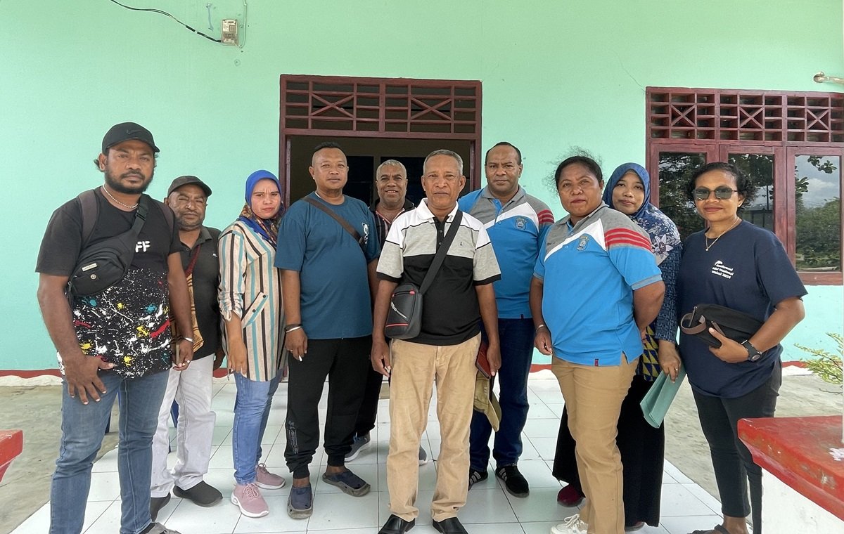 KET; Laurens Komiter, Pegawai Dinas Pertanian Pangan, Kelauatan dan Perikanan, Papua Barat Daya bersama Pegawai Kelurahan Warmasen usai melakukan pemantauan distribusi bantuan pangan pemerintah di Kelurahan Warmasen-Distrik Kota Waisai, Jumat, (13/9/2024)/Petrus Rabu/R4NEWS
