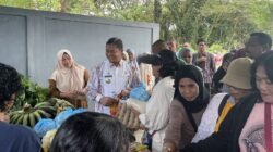 Ket. PJS Bupati Raja Ampat, Anhar Akib Kadar, S.STP, M.Si meninjau kegiatan Gerakan Pasar Murah yang dilasanakan Dinas Pertanian dan Ketahanan Pangan-Raja Ampat/Petrus Rabu