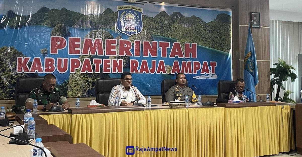 KET: PJS. Bupati Raja Ampat, Anhar Akib Kadar, S.STP, M.Si (Batik Putih) memberikan arahan dalam rapat perdana dengan Pimpinan OPD dan Forkompimda Raja Ampat di Kantor Bupati Raja Ampat, Kamis, (26/9/2024)/Petrus Rabu