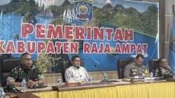 KET: Dandim 1805/Raja Ampat, Letkol Czi Tri Wibowo Angga Astono (kiri pertama) memaparkan pelaksanaan TMMD ke-122 tahun 2024 yang dilaksanakan pada Bulan Oktober 2024 Kampung Saporkren-Distrik Waigeo Selatan, Raja Ampat, Papua Barat Daya/Petrus Rabu