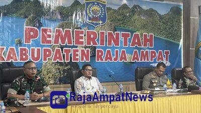 KET: Dandim 1805/Raja Ampat, Letkol Czi Tri Wibowo Angga Astono (kiri pertama) memaparkan pelaksanaan TMMD ke-122 tahun 2024 yang dilaksanakan pada Bulan Oktober 2024 Kampung Saporkren-Distrik Waigeo Selatan, Raja Ampat, Papua Barat Daya/Petrus Rabu