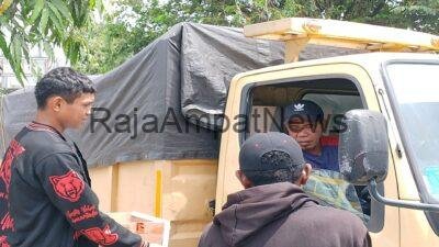 KET: Salah seorang mahasiswa Aliansi Tiga Organisasi Mahasiswa Sorong meminta sumbangan ke pelintas jalan untuk membantu anak penderita kanker mulut di Manggarai Timur, NTT/Sandro S