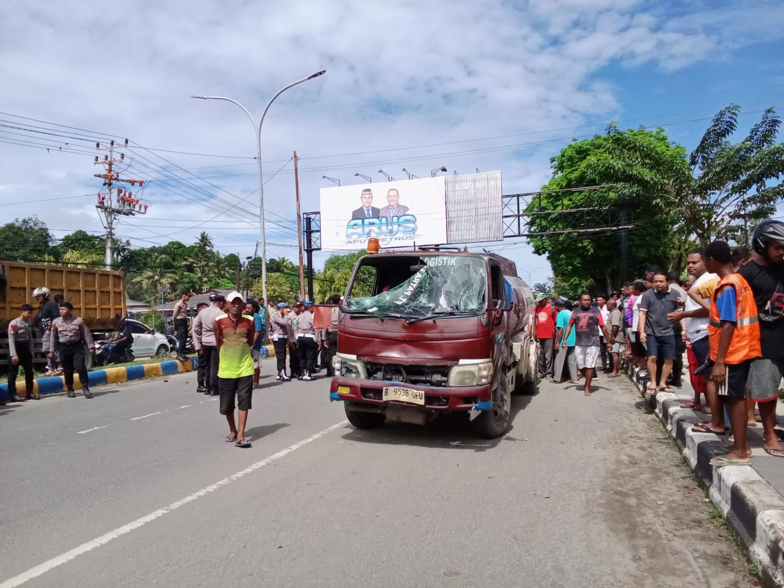 KET: Nampak sebuah truk yang terlibat dalam kecelakaan yang menewaskan seorang Ibu Rumah Tangga di Kota Sorong/dk-R4News