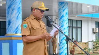 KET: Asisten I Setda Raja Ampat, Ir. Wahab Sangadji membacakan sambutan Bupati Raja Ampat pada upacara peringatan Hari Olahraga Nasional (Haornas) ke- 41 di Lapangan Apel Kantor Bupati Raja Ampat, Senin (9/9/2024)/Penta Nila Juwita/R4News