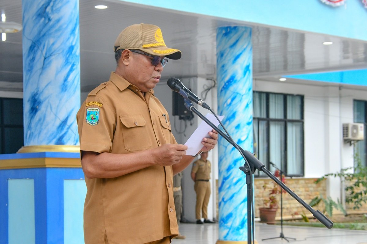 KET: Asisten I Setda Raja Ampat, Ir. Wahab Sangadji membacakan sambutan Bupati Raja Ampat pada upacara peringatan Hari Olahraga Nasional (Haornas) ke- 41 di Lapangan Apel Kantor Bupati Raja Ampat, Senin (9/9/2024)/Penta Nila Juwita/R4News