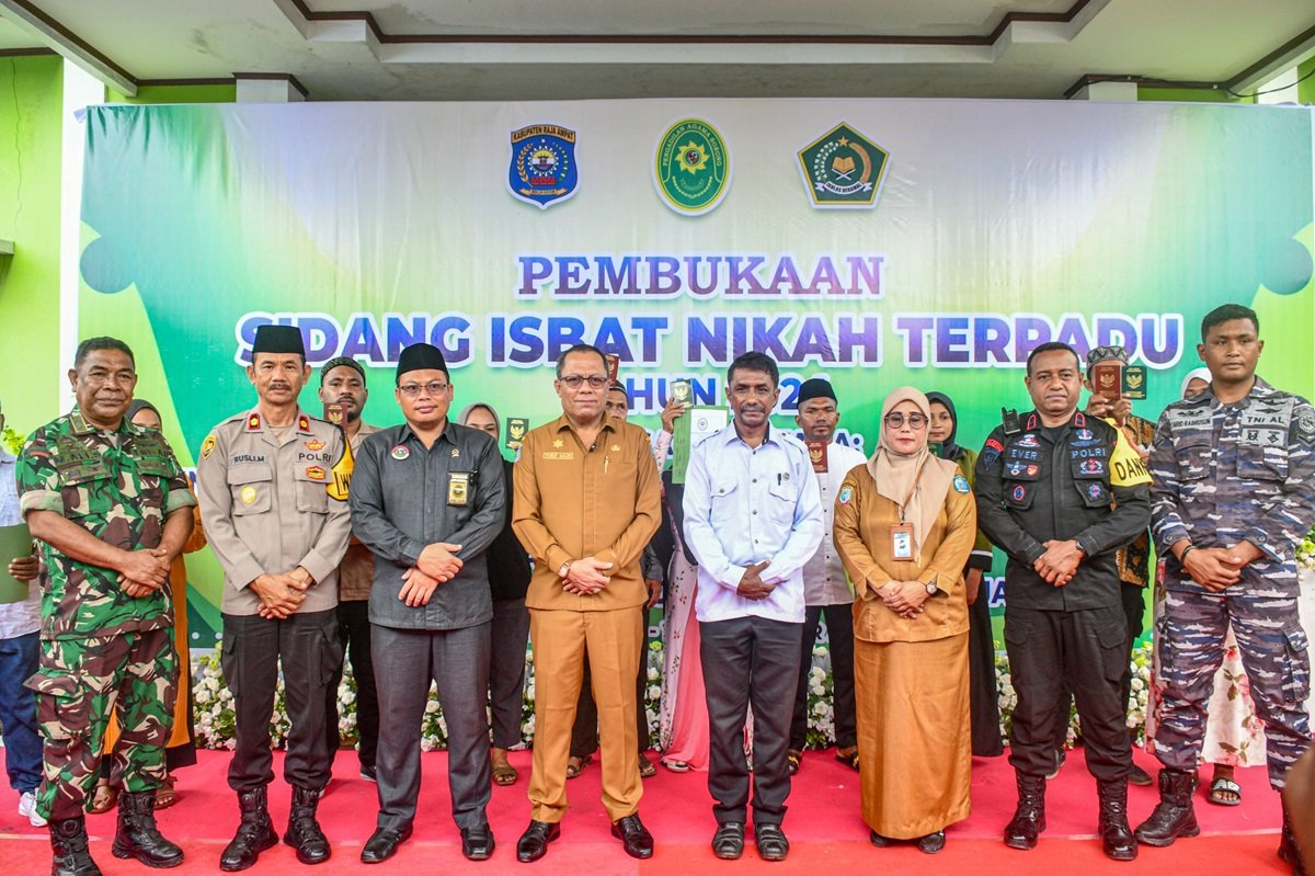 Ket: Sekda Raja Ampat, Yusuf Salim (keempat kiri) foto bersama calon pasangan Nikah Isbat dan sejumlah pejabat usai membuka Sidang Isbat Nikah Terpadu bagi 105 pasangan dari empat distrik di Raja Ampat yang berlangsung di Kantor Urusan Agama Raja Ampat, Senin (9/9/2024)Penta Nila Juwita/R4News