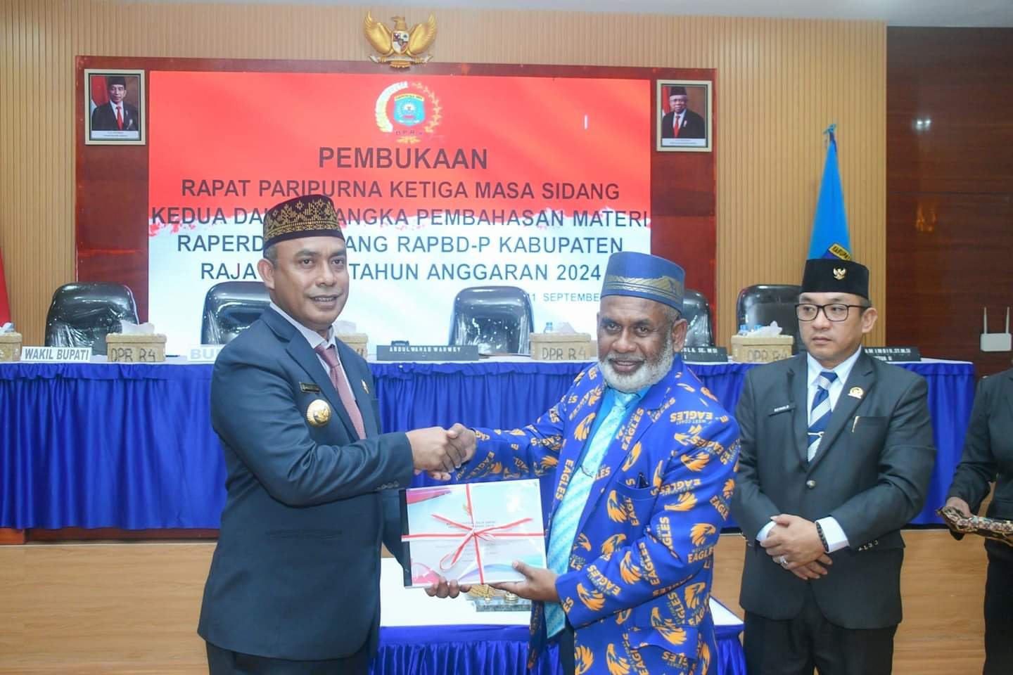 KET: Bupati Raja Ampat, Abdul Faris Umlati, SE,MM,M.Pd (kiri) menyerahkan materi Raperda tentang Rencana Anggaran Pendapatan dan Belanja Daerah Perubahan (RAPBD-P) tahun anggaran 2024 kepada Ketua DPRK Raja Ampat, Abdul Wahab Warwei (kanan) disaksikan Wakil Ketua I DPRK Raja Ampat, Reynol M.Bula, SE,M.Si di Aula Bappeda Raja Ampat, Rabu (11/9/2024)/Penta Nila Juwita/R4NEWS