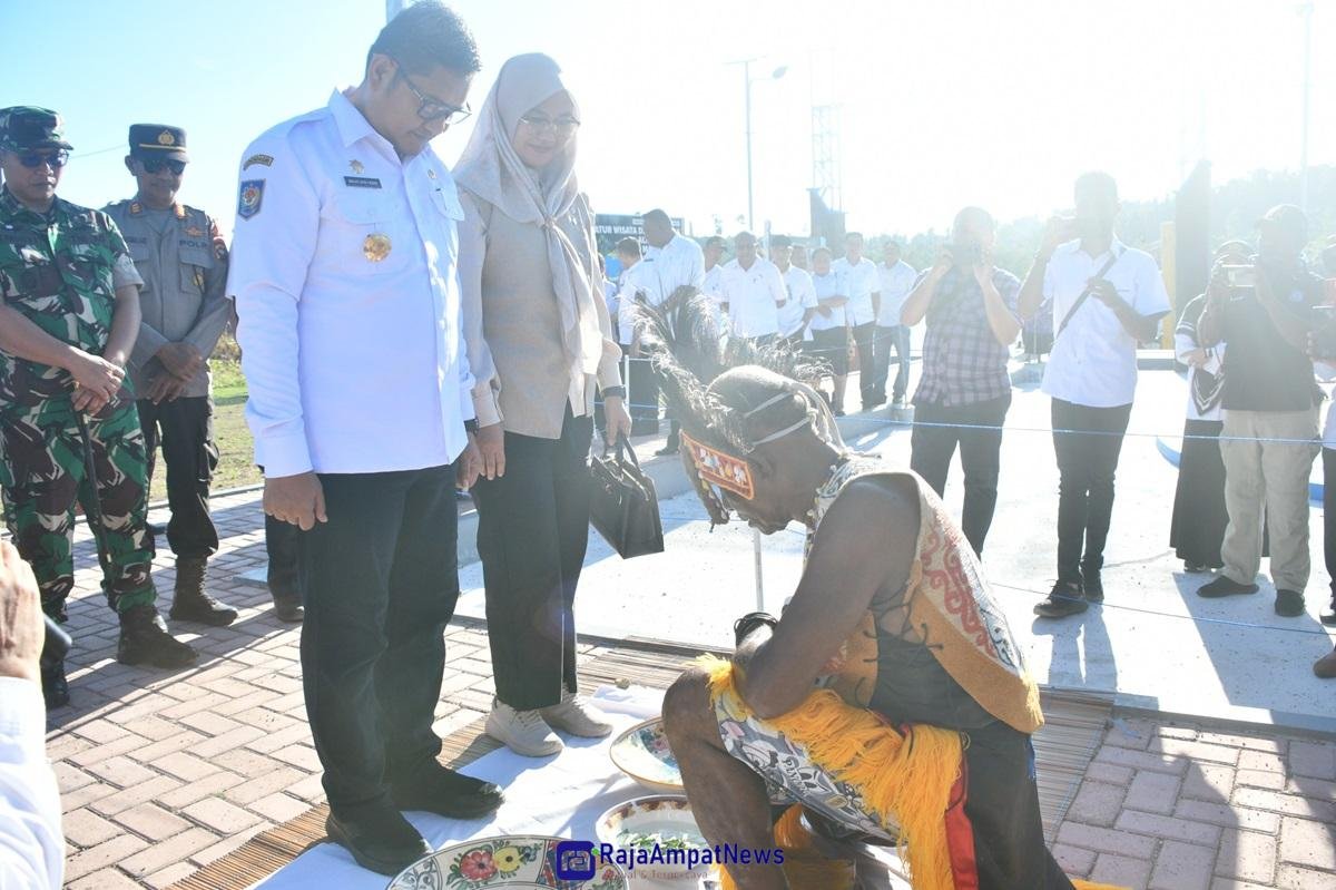 KET; Prosesi Mansorandak terhadap PJS.Bupati Raja Ampat, Anhar Akib Kadar, S.STP, M.Si di Pelabuhan Falaya, Kota Waisai, Rabu, (25/9/2024)/Ucok M