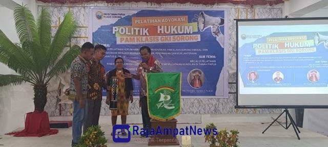KET: Wakil Ketua Klasis GKI Sorong, Jeck Susim membuka Pelatihan Advokasi Politik dan Hukum bagi Pemuda-Pemuda GKI Klasis Sorong/Dony K