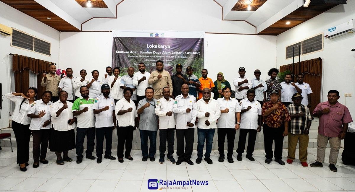 KET: Partisipan peluncuran Program Kolaborasi Pengelolaan Hutan Berkelanjutan di Sorong Selatan berfoto bersama pada kegiatan hari pertama di Teminabuan, 23 Oktober 2024/Dok. Konservasi Indonesia/Nikka Gunadharma