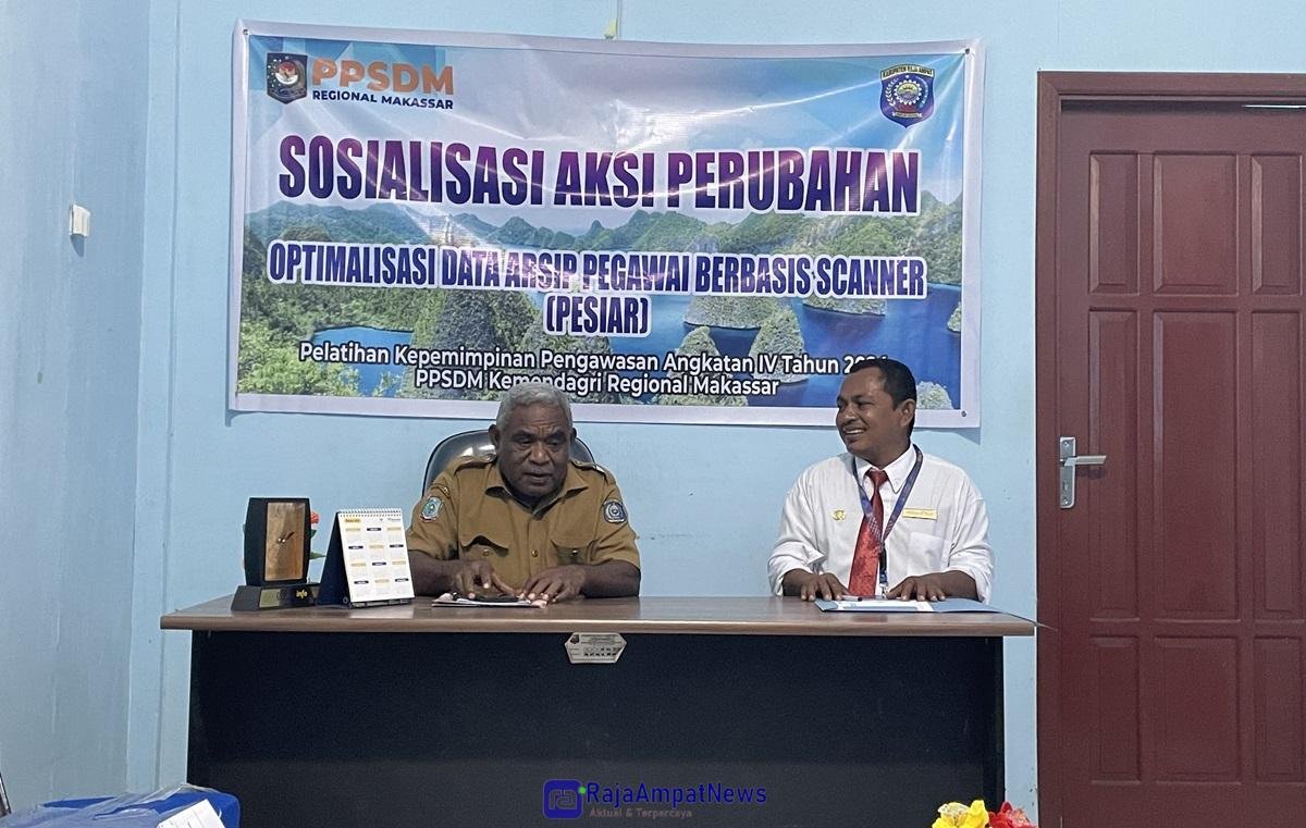 KET: Kepala Dinas Kominfo, Persandian dan Statistik Raja Ampat, Frits Feliks Dimara, S.TP,MM (kiri) membuka sosialisasi Optimalisasi Data Arsip Pengawai Berbasis Scanner yang berlangsung di Ruang Rapat Diskominfo Raja Ampat, Selasa, (1/10/2024)/Petrus Rabu
