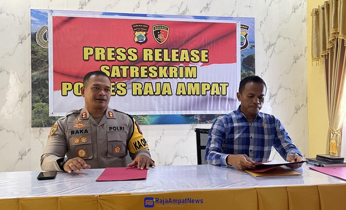 KET: Kapolres Raja Ampat, AKBP I Gusti Gde Raka Mertayasa (kiri) didampingi Kasat Reskrim, , Ipda Arantaun, SH (kanan) memberikan keterangan pers terkait kasus pembakaran Kantor Distrik Waigeo Utara yang terjadi pada tanggal 30 September 2024. Jumpa pers tersebut berlangsung di Mapolres Raja Ampat, Jumat, (4/10/2024)/Petrus Rabu
