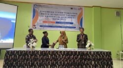 KET: Kepala Dinas Pendidikan dan Kebudayaan Kabupaten Raja Ampat, Juariah Saifudin menabuh tifa membuka Bimtek Penulisan Karya Berbahasa Daerah di Raja Ampat Tahun 2024 didamping Kepala Balai Bahasa Provinsi Papua, Dr. Sukardi Gau, M.Hum (kanan) di Kota Waisai, Senin (7/10/2024)/Petrus Rabu