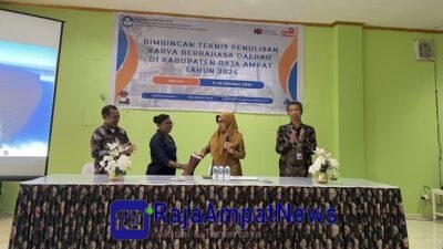 KET: Kepala Dinas Pendidikan dan Kebudayaan Kabupaten Raja Ampat, Juariah Saifudin menabuh tifa membuka Bimtek Penulisan Karya Berbahasa Daerah di Raja Ampat Tahun 2024 didamping Kepala Balai Bahasa Provinsi Papua, Dr. Sukardi Gau, M.Hum (kanan) di Kota Waisai, Senin (7/10/2024)/Petrus Rabu