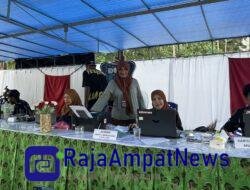 Disdukcapil Raja Ampat Laksanakan Pelayanan Adminduk ‘On The Spot’ di Pantai WTC