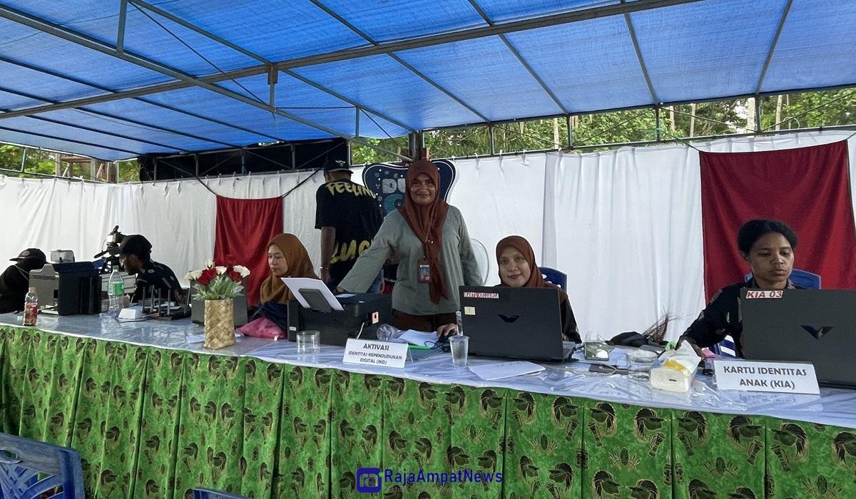 KET: Kepala Bidang Pengelola Informasi Administrasi Kepedudukan, Disdukcapil Raja Ampat, Murniati Tilik (berdiri) mendamping tim kerja untuk pelayanan adminduk on the spot di Pantai WTC, Kamis (17/10/2024)/Petrus Rabu