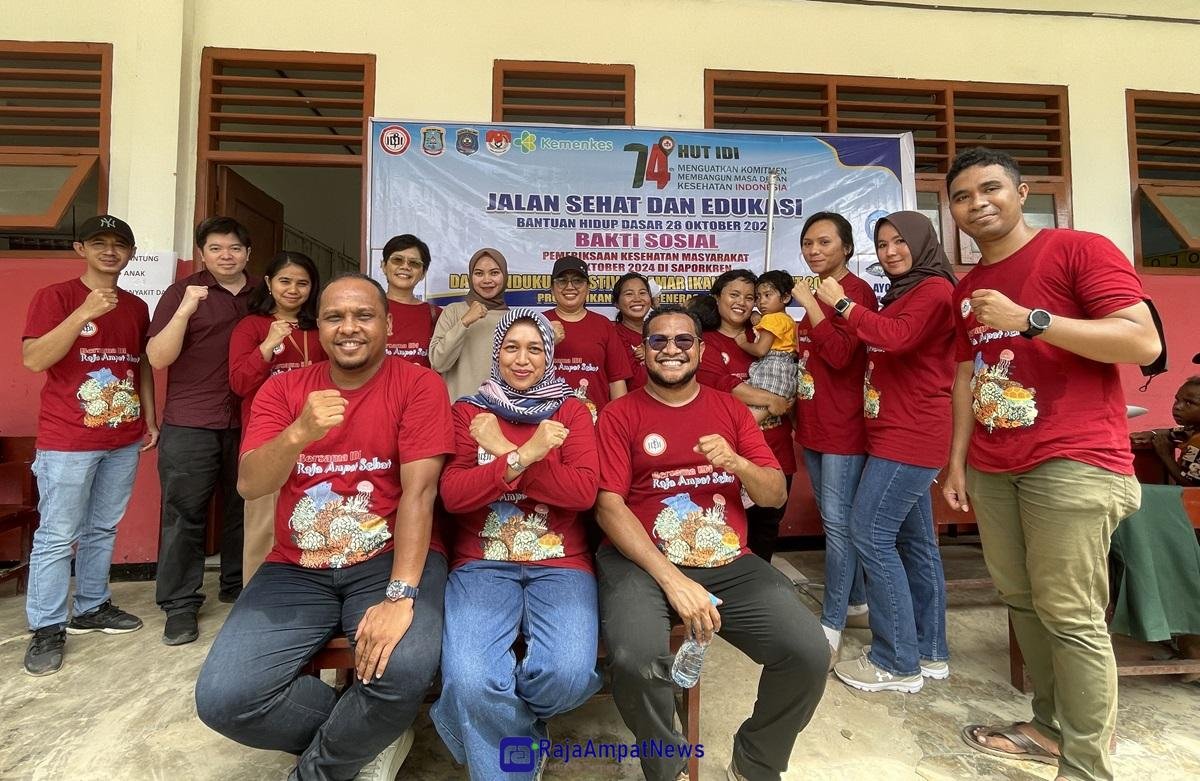 KET: Sejumlah dokter dan perawat dari IDI Cabang Raja Ampat melaksanakan pemeriksaan kesehatan masyarakat Kampung Saporkren, Kamis (31/10/2024)/Petrus Rabu